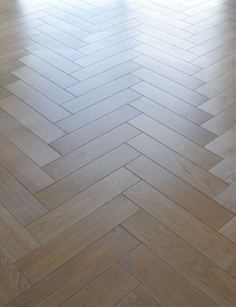 Podłoga drewniana w kolorze INCHANGE, deski drewniane ułożone w stylu jodełki klasycznej, podłoga wyprodukowana przez firmę CHENE